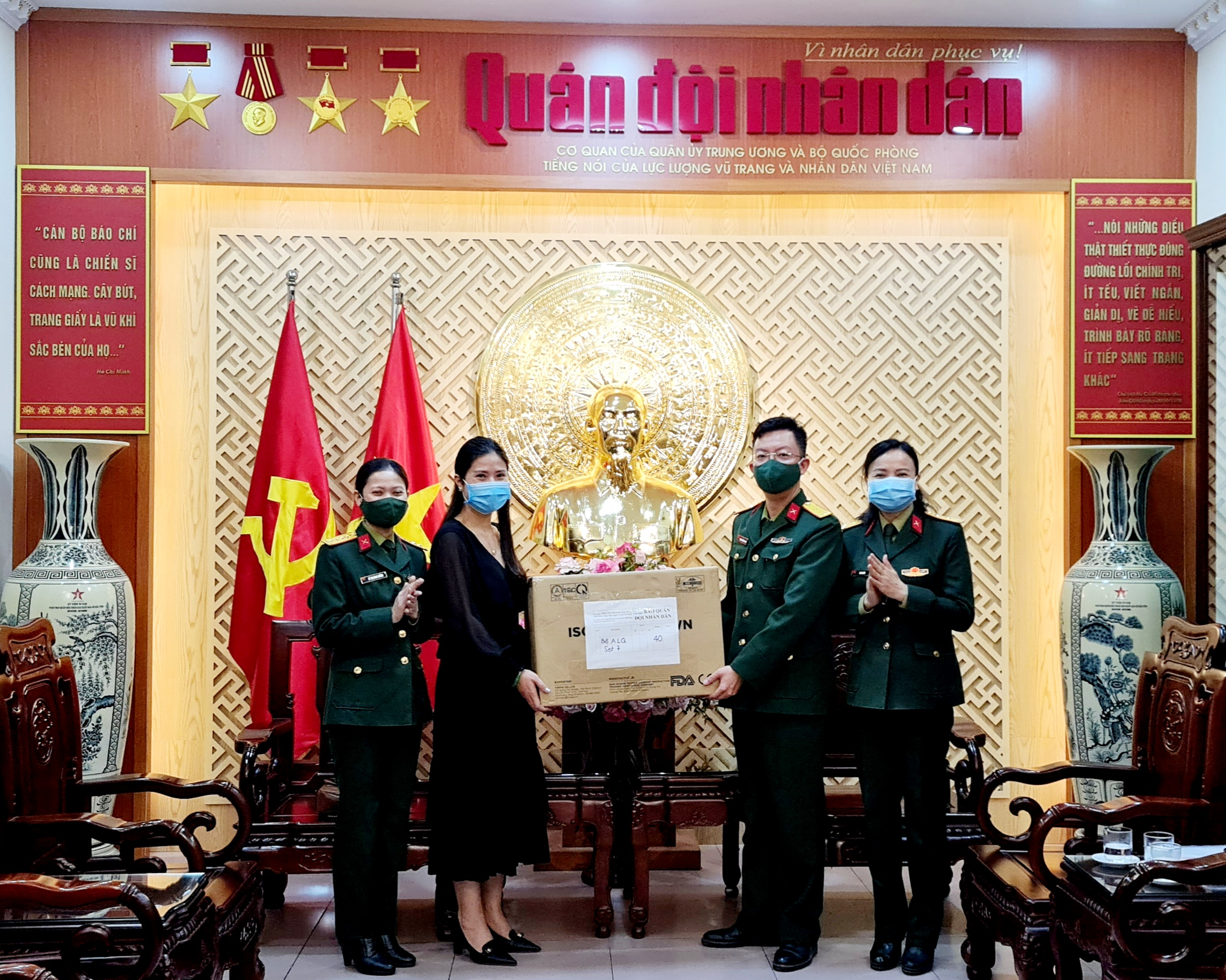 Trao tặng đồ bảo hộ chống dịch Covid-19 đến phóng viên Báo Quân đội nhân dân